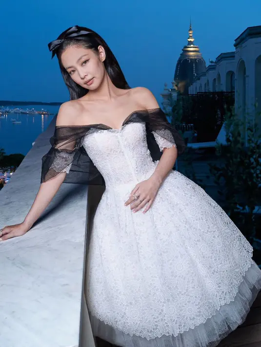 Detail bordir bunga tampak memenuhi keseluruhan gaun yang diambil dari koleksi Chanel SS20 Haute Couture. [Foto: Twitter/NEWSJENNIE].