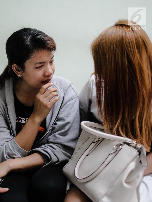 Asisten Roro Fitria, Hesti Valentina (kiri) menangis di Rumah Sakit Fatmawati, Jakarta, Senin (15/10). Ibunda Roro Fitria, Raden Retno Winingsih, meninggal pada usia 64 tahun dan rencananya akan diberangkatkan ke Yogyakarta. (Liputan6.com/Faizal Fanani)