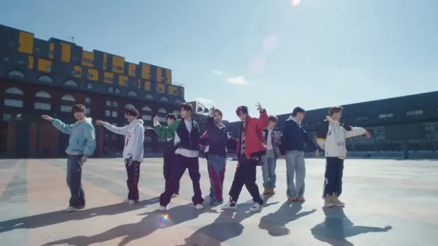 TREASURE Rilis MV 'Yellow' yang Super Fresh, Berwarna dengan Nuansa Kampus