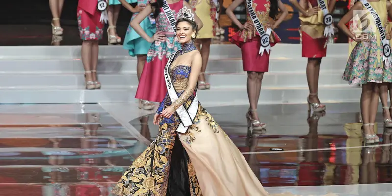 Miss Universe 2017 Tampil Cantik di Malam Puncak Puteri Indonesia 2018