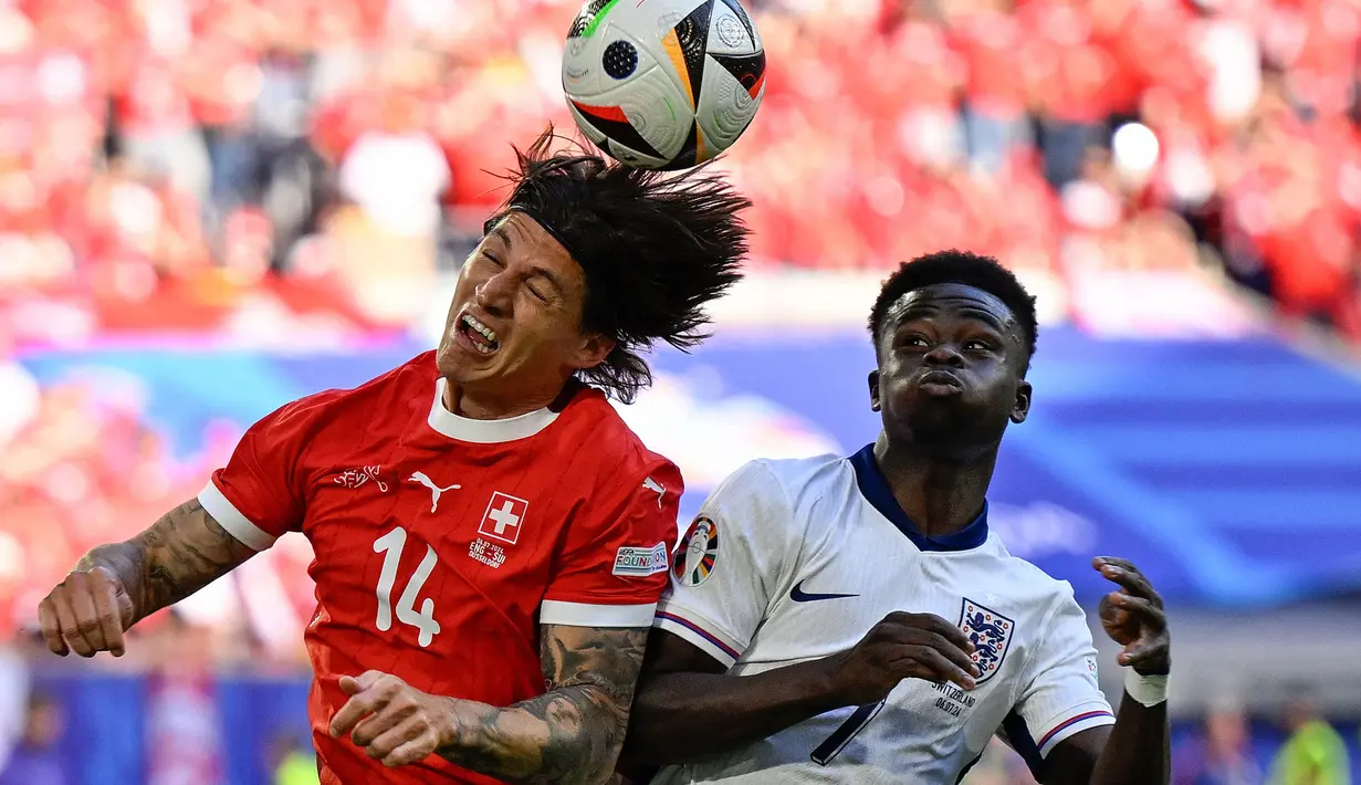 Laga perempat final Euro 2024 antara Inggris dan Swiss berjalan sangat ketat. Kedua tim saling adu serang. (INA FASSBENDER/AFP)