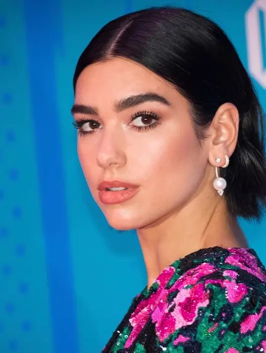 <p>Penyanyi cantik Dua Lipa berpose saat tiba menghadiri MTV Europe Music Awards 2018 di Bilbao, Spanyol (4/11). Penyanyi asal Inggris tampil cantik dan seksi mengenakan mini dress bermotif bunga di acara tersebut. (AP Photo/Vianney Le Caer)</p>
