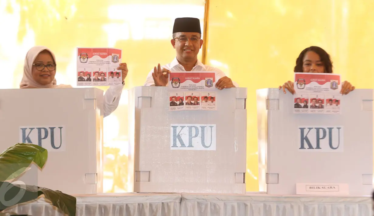 Calon Gubernur DKI Jakarta Anies Baswedan bersama istri, Fery Farhati, dan anak perempuannya menunjukkan surat suara sambil berpose salam 3 jari sebelum mencoblos di TPS 028 Cilandak Barat, Jakarta Selatan, Rabu (15/2). (Liputan6.com/Immanuel Antonius)