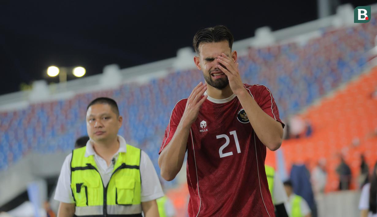 Penyerang muda Timnas Indonesia U-22, Jens Raven tak mampu menahan tangis ketika peluit panjang dibunyikan di Stadion 700th Anniversary, Chiang Mai, Jumat (12/12/2025) malam WIB.