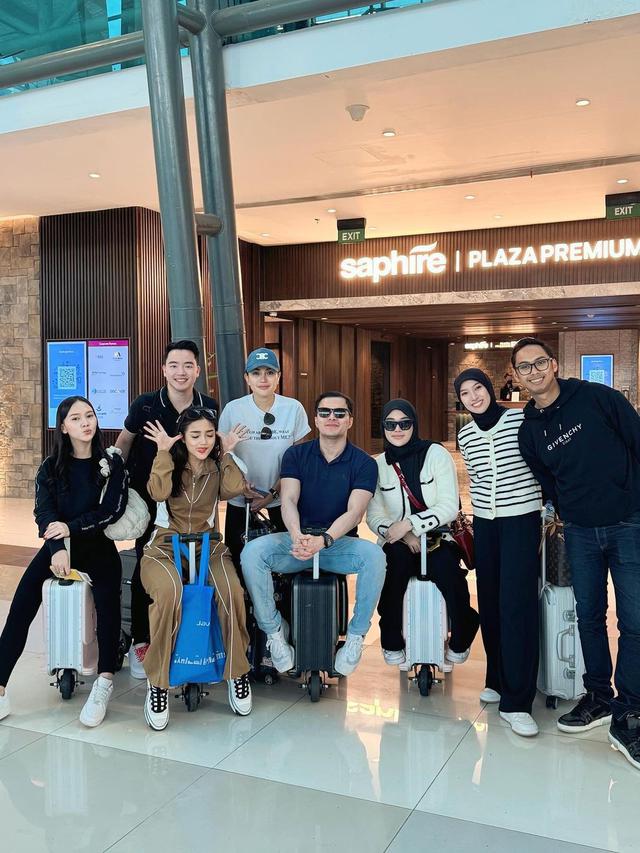 8 Momen Fuji, Nikita Mirzani dan Clara Shinta Liburan Bareng ke Paris, Curi Perhatian