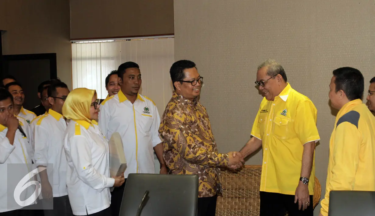 Wakil Ketua MPR Mahyudin (kiri) saat mendaftar sebagai ‎Caketum Partai Golkar di DPP Partai Golkar, Rabu (4/5). Balon Ketua Umum Partai Golkar yang mendaftar harus memenuhi persyaratan salah satunya membayar iuran sebesar 1 M. (Liputan6.com/Johan Tallo)