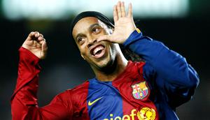 4. Ronaldinho (Barcelona) - Tim asuhan Sir Alex Ferguson sangat santer dikaitkan dengan kepindahan bintang PSG ini ke Old Trafford. Namun di menit-menit akhir, Barcelona berhasil menggoda sang pemain untuk mendarat ke Spanyol. (AFP/Lluis Gene)