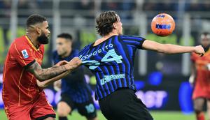 Striker muda Inter Milan, Francesco Pio Esposito, mendapatkan pengawalan ketat dari bek Lecce pada lanjutan Liga Italia Serie A 2025/2026 di Stadion Giuseppe Meazza, Kamis (15/1/2026) dini hari WIB. (Stefano RELLANDINI / AFP)
