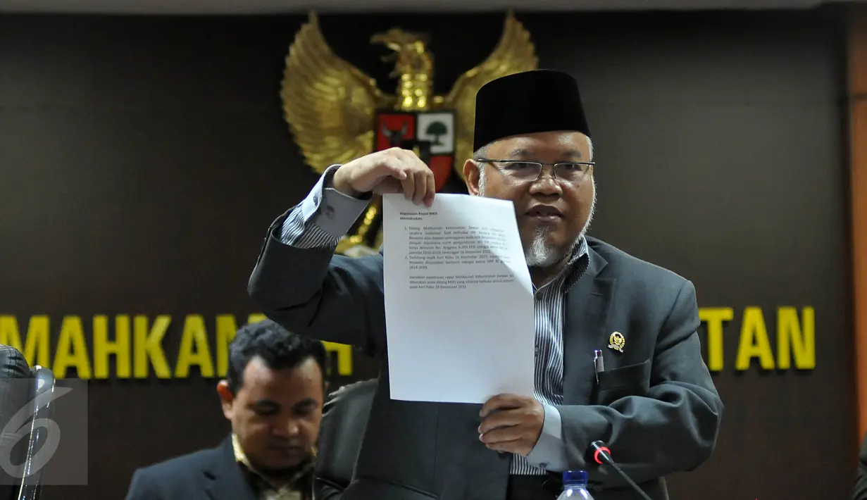 Ketua MKD, Surahman Hidayat menunjukan surat pengunduran diri Setya Novanto sebagai Ketua DPR, Jakarta, Rabu (16/12/2015). Dengan adanya surat tersebut maka masa sidang Pelanggaran Etik Setya Novanto dinyatakan selesai. (Liputan6.com/Johan Tallo)