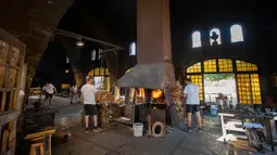 Peniup kaca bekerja di pabrik kaca Vidrios Gordiola, Algaida, Pulau Mallorca, Spanyol 27 Agustus 2021. Pemerintah Spanyol pada Juli 2021 mendeklarasikan teknik meniup kaca di Spanyol sebagai Warisan Budaya Tak Benda. (JAIME REINA/AFP)