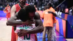Lewat laga dramatis, Timnas basket Pantai Gading meraih kemenangan perdana pada laga kedua Grup G Piala Dunia FIBA 2023 usai menekuk Iran dengan skor 71-69 di Indonesia Arena, Senayan, Jakarta, Senin (28/8/2023). Pantai Gading yang terus memimpin dalam perolehan angka hingga akhir kuarter ketiga, sempat tertinggal sejak kuarter keempat dimulai. Bahkan hingga 13 detik akhir kuarter keempat, Pantai Gading masih tertinggal 68-69. Kemenangan akhirnya berpihak kepada Pantai Gading setelah mencetak tiga poin terakhir lewat lemparan bebas Solo Diabate saat laga menyisakan 6 detik saja. (Bola.com/Bagaskara Lazuardi)