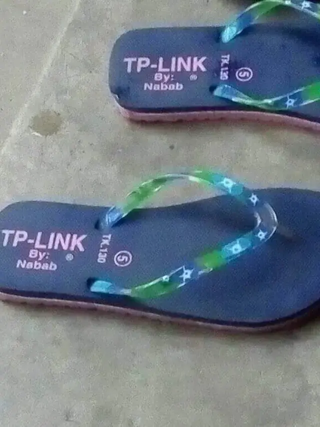 8 Potret Merek Sandal Ini Nyeleneh Banget, Bikin Heran