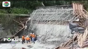 Polisi terus mendalami penyebab pasti ambruknya plat jembatan layang atau overpass Proyek Tol Manado-Bitung di Minahasa Utara, Sulawesi Utara.