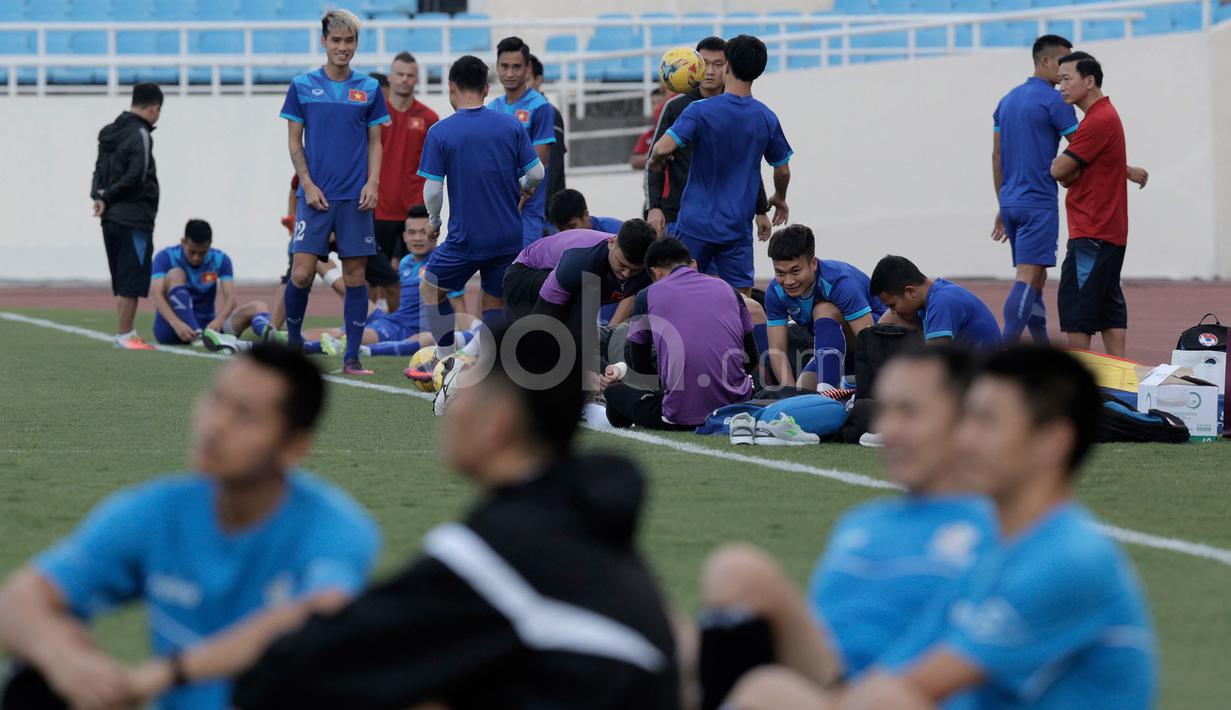 Pemain Timnas Vietnam bersiap melakukan latihan jelang lawan Indonesia dalam laga leg kedua semifinal Piala AFF 2016 di Stadion My Dinh, Hanoi, Vietnam, Selasa (6/12/2016). (Bola.com/Peksi Cahyo)