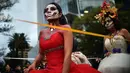 Orang-orang berpakaian seperti "Catrina" ambil bagian dalam parade catrinas atau Hari Orang Mati di Reforma Avenue, Mexico City, 21 Oktober 2018. La Catrina diciptakan oleh artis Meksiko Jose Guadalupe Posada. (RODRIGO ARANGUA/AFP)