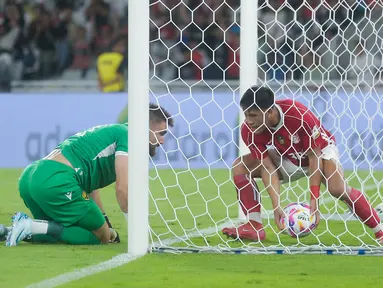 Pemain Liga Indonesia All Star, Eksel Runtukahu, mencetak gol ke gawang Oxford United dalam laga pembuka turnamen Piala Presiden 2025 di Stadion Utama Gelora Bung Karno (SUGBK), Minggu (6/7/2025) malam. (Bola.com/M Iqbal Ichsan)