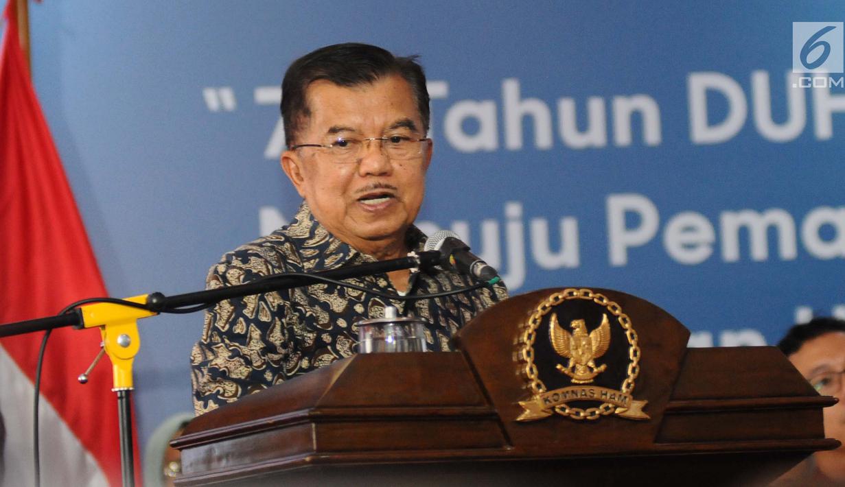 Wakil Presiden Jusuf Kalla saat memberikan sambutan peringatan hari Hak Asasi Manusia (HAM) internasional 2018 di kantor Komnas HAM, Jakarta, Selasa (11/12). (Liputan6.com/Angga Yuniar)