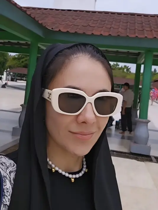 Wajahnya tampak natural tanpa riasan bahkan bibirnya tidak dipoles lipstik.  [@wulanguritno]