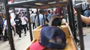 Sejumlah pengunjung memadati area Jakcloth Year End Sale di Parkir Timur Senayan, Jakarta, Sabtu (22/12). Memasuki tahun ke-9, JakCloth tetap menarik minat masyarakat untuk berkunjung dan berbelanja. (Liputan6.com/Helmi Fithriansyah)