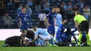 Kevin De Bruyne (ke-2-kiri) mendapat perawatan medis setelah bertabrakan dengan Antonio Rudiger selama pertandingan final Liga Champions antara Manchester City dan Chelsea di Stadion Dragao di Porto, Portugal, Sabtu (29/05/2021) atau Minggu dini hari WIB. (Foto: AFP/Pool/David Ramos)