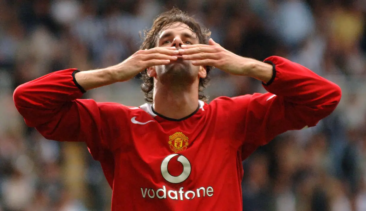 Ruud van Nistlerooy. Striker kelahiran 1 Juli 1976 ini menjadi top skor di Liga Inggris dengan 25 gol (2002/2003) dan Spanyol juga 25 gol (2006/2007) saat memperkuat Manchester United dan Real Madrid. Bahkan keduanya dibarengi dengan raihan gelar juara liga. (AFP/Paul Barker)