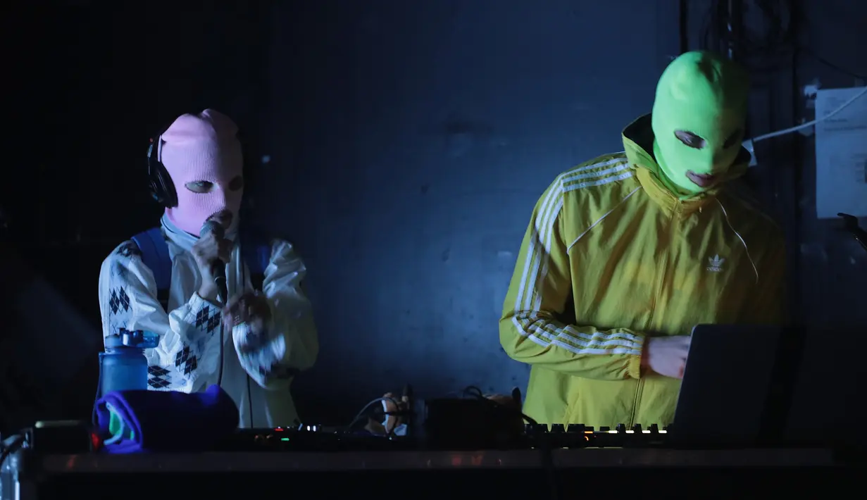 Group band punk Pussy Riot tampil pada tur musik live Amerika Utara di Subterranean, (6/3). Tur musik mereka dihentikan di Portland, Seattle, Los Angeles, Boston dan kota-kota lainnya. (Scott Olson / Getty Images / AFP)