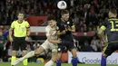 Bek Inggris,  Harry Maguire berebut bola dengan pemain Kosovo, Idriz Voca selama pertandingan grup A Kualifikasi Euro 2020 di Stadion St Mary di Southampton (10/9/2019). Inggris menang telak atas Kovoso 5-3. (AP Photo/Matt Dunham)