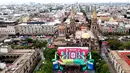 Pemandangan udara ini menunjukkan instalasi FIFA Fan Fest Guadalajara di Plaza de la Liberacion dan Plaza de Armas di Guadalajara, Meksiko, Selasa 9 Juni 2026, menjelang pembukaan turnamen sepak bola Piala Dunia 2026. (Ulises RUIZ/AFP)