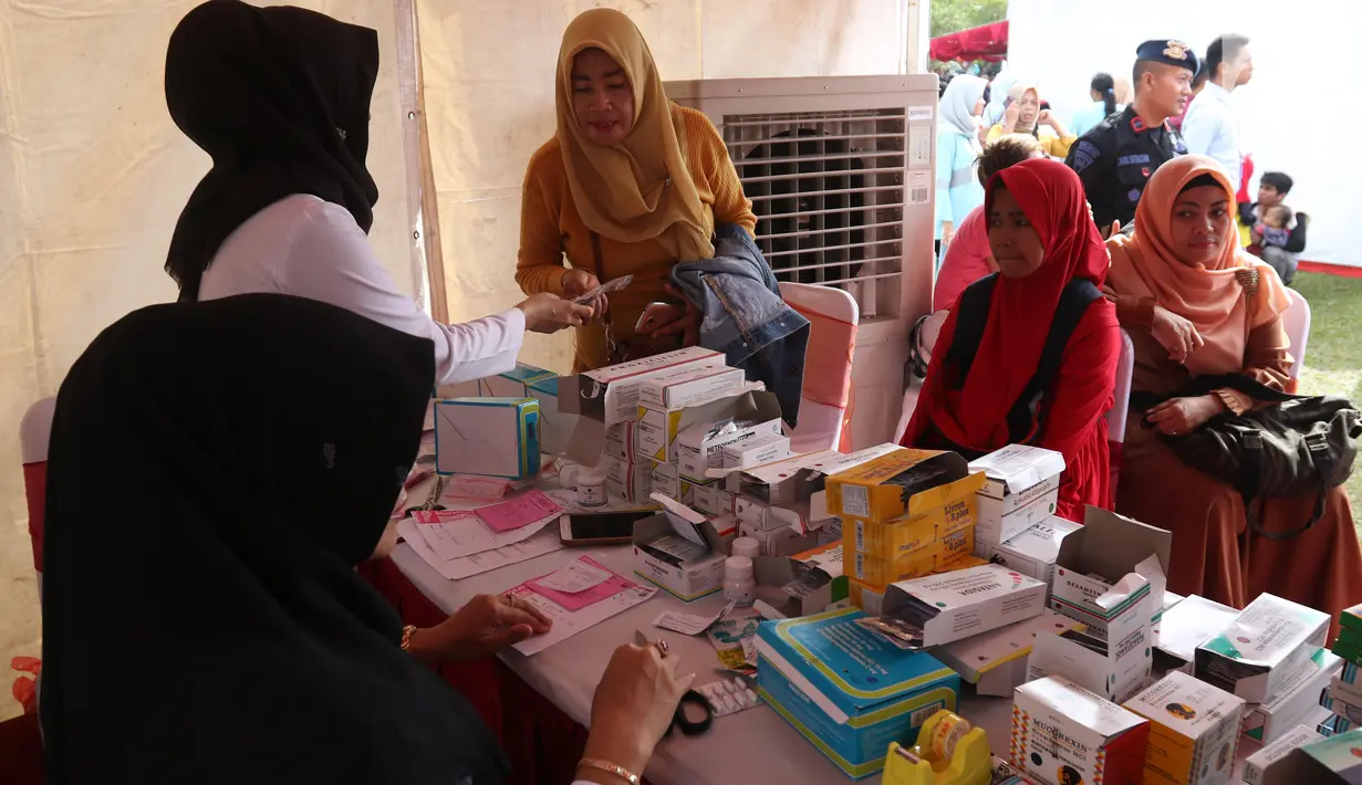 Warga mendapatkan pengobatan gratis pada kegiatan bakti sosial di Lapangan Merdeka, Balikpapan, Kalimantan Timur, Selasa (23/7/2019). Pertamina bekerja sama dengan Bhayangkari mengadakan bakti sosial di wilayah Balikpapan dalam rangka Hari Kesatuan Gerak Bayangkari ke-67. (Liputan6 com/Angga Yuniar)