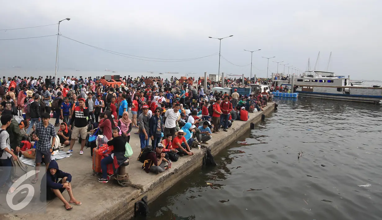 Warga yang akan berlibur tengah mengantri untuk menaiki kapal di Pelabuhan Kali Adem, Jakarta, Kamis (5/5). Ratusan masyarakat tersebut akan menikmati libur panjang di Kepulauan Seribu. (Liputan6.com/Angga Yuniar)