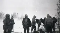 Sembilan orang pemuda-pemudi pendaki gunung semi-profesional ditemukan tewas dalam kondisi yang mencurigakan di Celah Dyatlov, Pegunungan Ural 1959 (Wikimedia Commons)