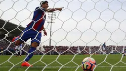 Ekspresi pemain Barcelona, Luis Suarez, setelah mencetak gol kedua ke gawang Leganes pada laga lanjutan La Liga 2016-2017, di Estadio Municipal de Butarque, Sabtu (17/9/2016). (Reuters/Sergio Perez)