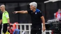 Pelatih Atalanta, Gian Piero Gasperini menginstruksikan pemainnya saat bertanding melawan Napoli pada pertandingan lanjutan Liga Serie A Italia di Stadion Bergamo, Italia (2/7/2020). Atalanta menang 2-0 atas Napoli. (Giuseppe Zanardelli/LaPresse via AP)