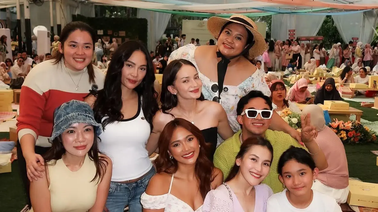 Sederet Artis Hadir di Acara Cake Picnic Hesti Purwadinata. [@lalamarionmj]