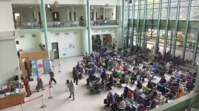 Sejumlah masyarakat saat meminta pelayanan di RSUD KiSA Depok.