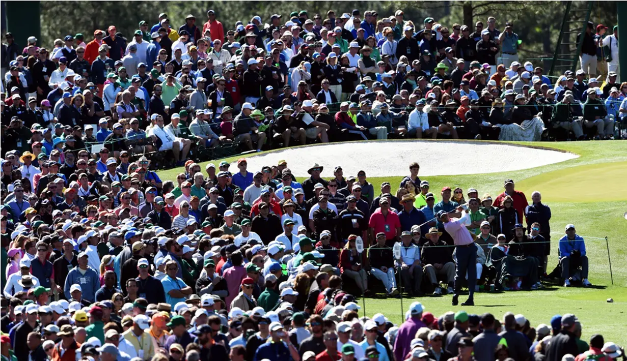 Pegolf AS, Matt Kuchar, beraksi di putaran kedua turnamen golf The Masters di Augusta National Golf Club, Augusta, Georgia, AS, (8/4/2016). (AFP/Don Emmert)