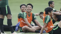 Pemain Timnas Indonesia U-22, Nurhidayat, tertawa saat latihan di Lapangan ABC Senayan, Selasa (5/2). Nurhidayat merupakan palang pintu andalan yang siap menjaga pertahanan Timnas Indonesia U-22. (Bola.com/M Iqbal Ichsan)
