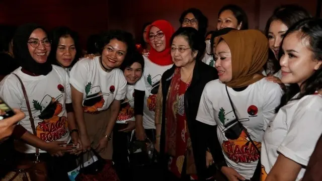 Momen Megawati dan Puan Maharani Nobar Nagabonar (sumber: Liputan6.com/JohanTallo)