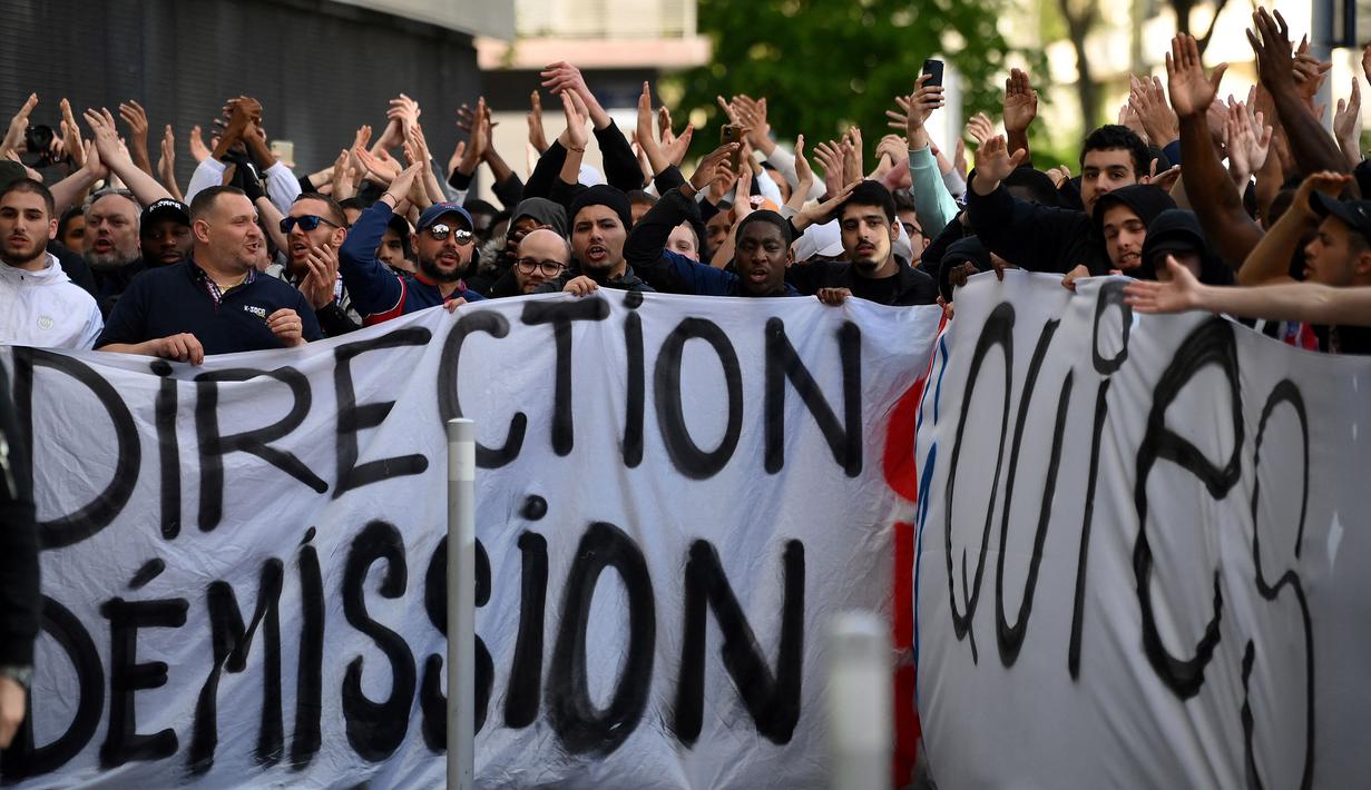 Sekelompok pendukung PSG melakukan aksi demo yang berlangsung di luar kantor klub pada Rabu (3/5/2023) waktu setempat. Salah satu sasaran aksi ini adalah meminta Lionel Messi, Marco Veratti, dan Neymar untuk hengkang dari klub. Messi saat ini tengah menjalani masa hukuman di PSG setelah bintang Timnas Argentina tersebut mangkir latihan dan pergi ke Arab Saudi tanpa persetujuan klub. (AFP/Franck Fife)