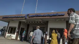 Keluarga penumpang pesawat EgyptAir mendatangi ruang layanan Bandara Kairo, Kamis (19/5). Tim SAR Mesir dikerahkan menyisir laut Mediterania untuk mencari pesawat EgyptAir yang hilang kontak dalam perjalanan dari Paris ke Kairo. (KHALED DESOUKI/AFP)