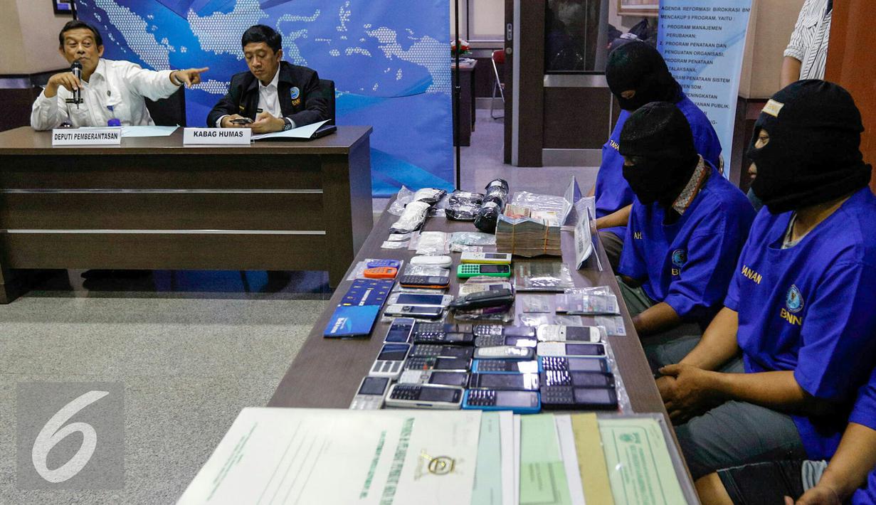 Badan Narkotika Nasional (BNN) tangkap oknum Polisi yang kendalikan peredaran sabu dan ekstasi jaringan Medan-Balikpapan, Jakarta, Senin (23/11). Dari tangan tersangka, BNN mengamankan barang bukti 1kg sabu dan 141 ekstasi. (Liputan6.com/Yoppy Renato)