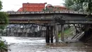 Deretan pemukiman padat di bantaran kali Ciliwung di sekitar kawasan Manggarai, Jakarta, Jumat (6/4). Keberadaan bangunan di bantaran sungai itu dianggap menghambat pengerjaan normalisasi Sungai Ciliwung. (Liputan6.com/Helmi Fithriansyah)