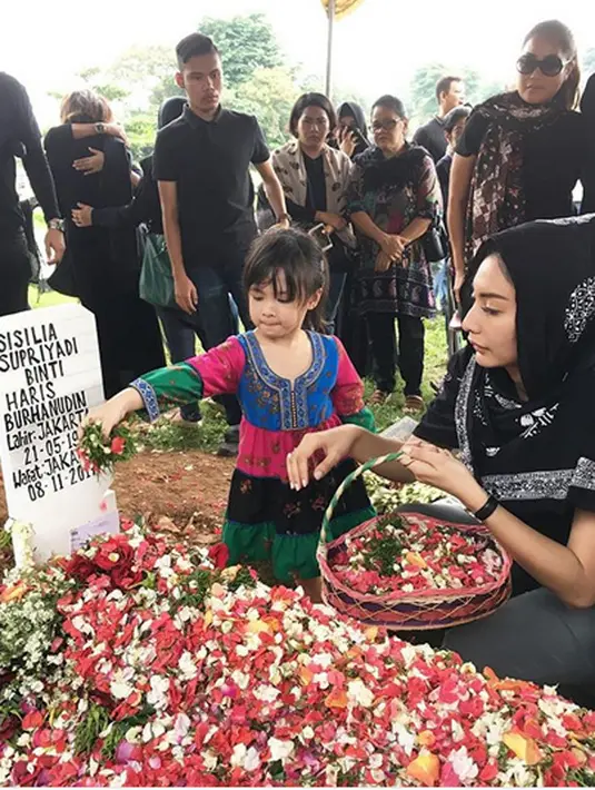 Melihat banyak komentar negatif, Tyas Mirasih juga terlihat beberapa kali menjawab dengan sewot. Tidak hanya soal kaos, dan penampilan lainnya, netizen mengomentari foto berpose di makam saat sedang berduka.(Instagram/tyasmirasih)