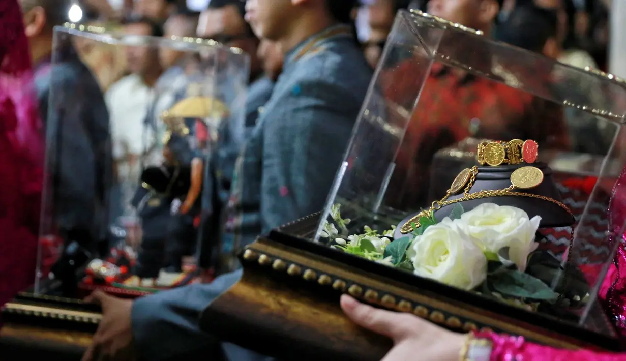 Sejak Selasa (7/11/2017) petang, kediaman Presiden sudah dipenuhi oleh tamu undangan. Ribuan relawan memadati kediaman mantan Wali Kota Solo yang terletak di Jalan Kutai Utara, Surakarta, Jawa Tengah. (Adrian Putra/Bintang.com)