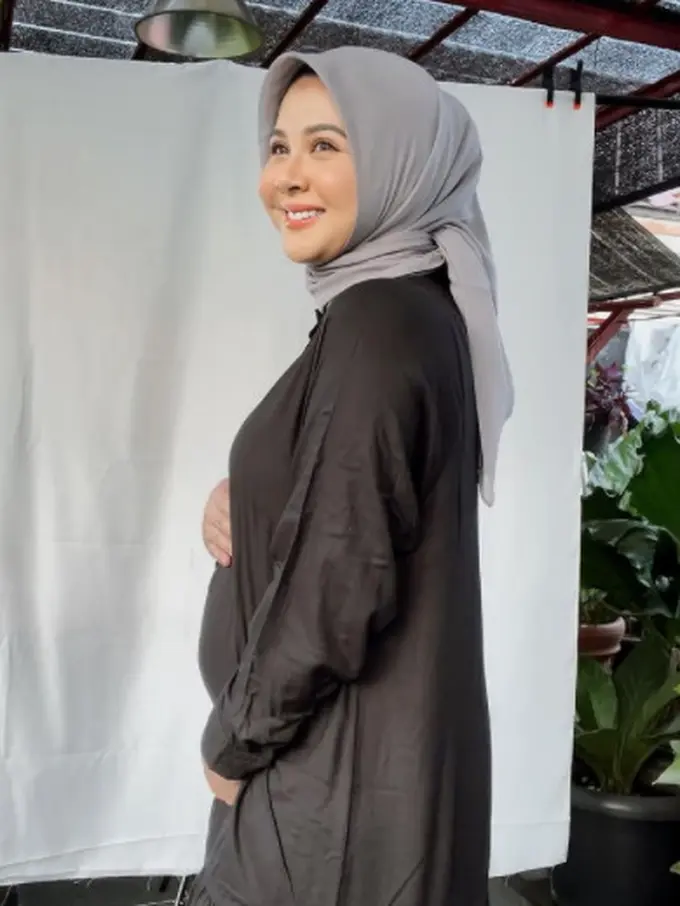 Hamil Anak Pertama, Ini 5 Potret Baby Bump Kesha Ratuliu yang Banjir Pujian Netizen