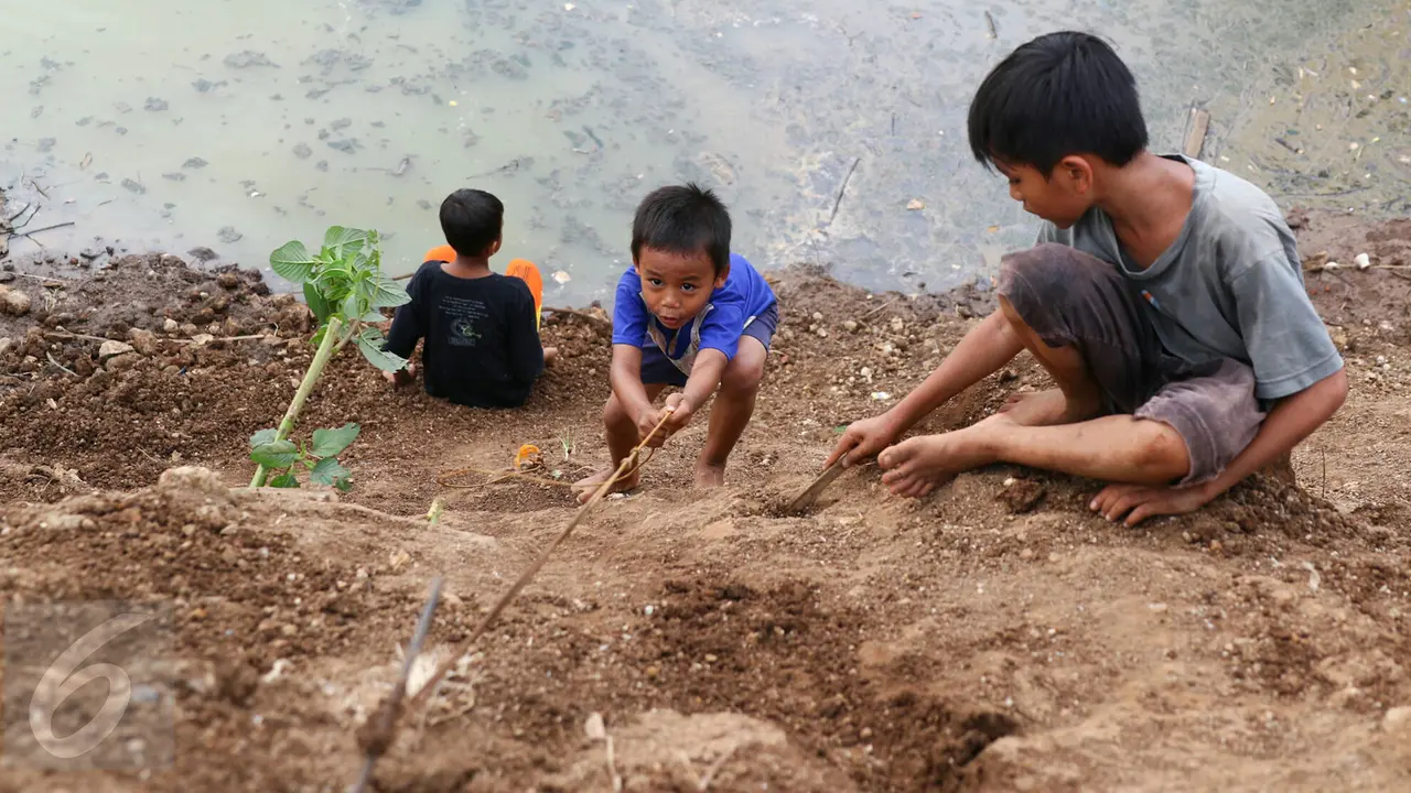 20160129-Minim Lahan Bermain, Anak-anak Main di Area Pembangunan Waduk