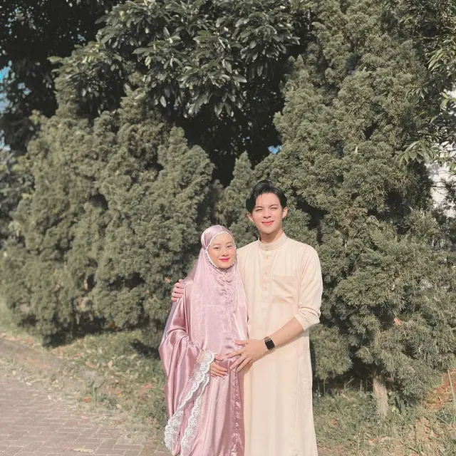 6 Momen Ramadhan - Idulfitri Dinda Hauw dan Rey Mbayang dari Tahun ke Tahun