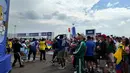 Suporter dari berbagai negara menyaksikan tayangan di layar raksasa di area Fan Zone MetLife Stadium jelang laga Prancis melawan Swedia pada babak 32 besar Piala Dunia 2026 di New York, New Jersey, Amerika Serikat, Selasa (30/6/2026) waktu setempat atau Rabu (1/7/2026) dini hari WIB. Antusiasme suporter menciptakan suasana meriah sebelum kick-off. (KLY Sports/Hery Kurniawan)