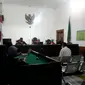 Foto: Dikdik Ripaldi/liputan6Walikota, Ajay M Priatna yabg mengenakan kemeja putih, hadir dalam sidang putusan di Pengadilan Tipikor Bandung, Rabu (25/8/2021)