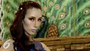 Model berpose mengunakan Makeup seperti putri duyung untuk pesta Halloween saat sesi poto di Jakarta, (31/10/2015). Perayaan Helloween tak melulu harus menyeramkan, Anda tetap dapat terlihat cantik seperti model tersebut. (Liputan6.com/Yudha Gunawan)